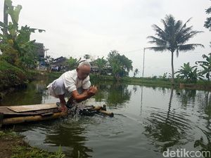 Kisah Haru Tukang Tahu Keliling di Sukabumi Demi Naik Haji