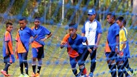 Pemain U-12 dari 16 tim tengah berlatih bersama jelang final nasional AQUA Danone Nations Cup 2017. Pool/dok. Danone.
