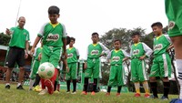 Kurniawan Dwi Yulianto memberikan motivasi serta pelatihan teknik dasar sepak bola kepada para peserta seleksi akhir MILO Road to Barcelona di International Sports Club of Indonesia (ISCI), Sabtu (15/7).