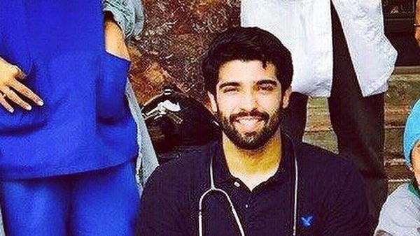 Penampakan Rehan Munir, Dokter Ganteng Bak Model yang Hobi Main Bola