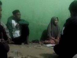 Potret Debat Panas Elah dan Warga di Sumedang Sambil Lesehan