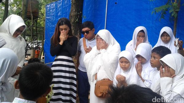 Ibunda Sedih Rayakan Ultah Jupe di Makam