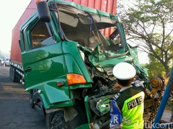 Truk ini Hancur Setelah Cium Kontainer di Tol Porong, Sopirnya?