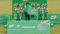 Business Executive Officer Beverages Business Unit PT Nestle Indonesia, Prawitya Soemadijo bersama lima pemain terbaik hasil seleksi MILO Road to Barcelona yang diselenggarakan pada 14-15 Juli di International Sports Club of Indonesia (ISCI), Ciputat.