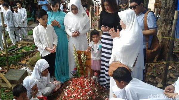 Mimik Aneh Luna Maya, Keluarga Rayakan Ultah Jupe di Makam