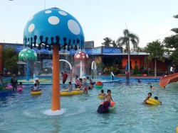 Seru! Bisa Main Air dan Salju di Waterpark Semarang Ini