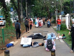 Cuma Pengendara Bodoh yang Melintasi Trotoar