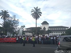 Massa FUU Jabar Tolak Perppu Ormas