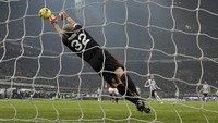 Mantan kiper Christian Abbiati memperkuat Milan selama 15 tahun dengan raihan tiga Scudetto, Coppa Italia, dan Liga Champions. Namun, Abbiati pernah dipinjamkan ke Juventus pada musim 2005-06 sebagai pengganti Gianluigi Buffon yang sedang cedera. (Foto: Dino Panato/Getty Images)
