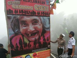 Banner Nenek Bergigi 1, Cara Unik Polisi Cegah Kecelakaan di Pacet