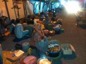 Pemkab Geser Penjual Nasi Boranan ke Dalam Areal Plaza Lamongan