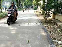 Video Pemotor Ngamuk di Trotoar, Sorak-sorai di Tengah Aksi Bullying