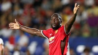 Penjagaan ketat pada Lukaku sampai membuat jersey miliknya sobek. Tepatnya di sisi depan sebelah kiri. (Lucy Nicholson/Reuters)