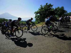 Di Etape II, Peserta TdF Taklukkan Tanjakan Kaki Gunung Kelimutu
