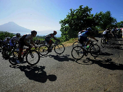 Di Etape II, Peserta TdF Taklukkan Tanjakan Kaki Gunung Kelimutu