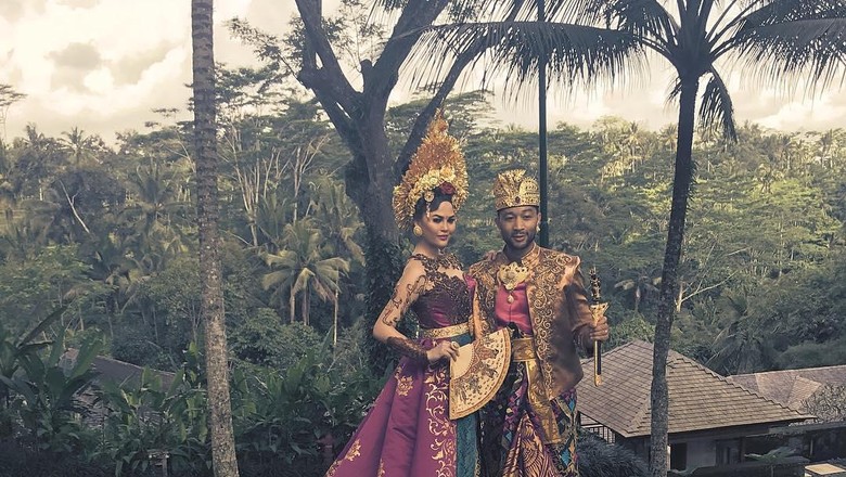 John Legend beserta istri pakai baju tradisional (Instagram/John Legend) John Legend beserta istri pakai baju tradisional (Instagram/John Legend)