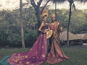 Liburan ke Bali Sekeluarga, John Legend Pakai Baju Tradisional