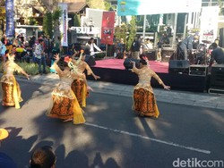 Meriahnya Pentas Seni Budaya di CFD Dago