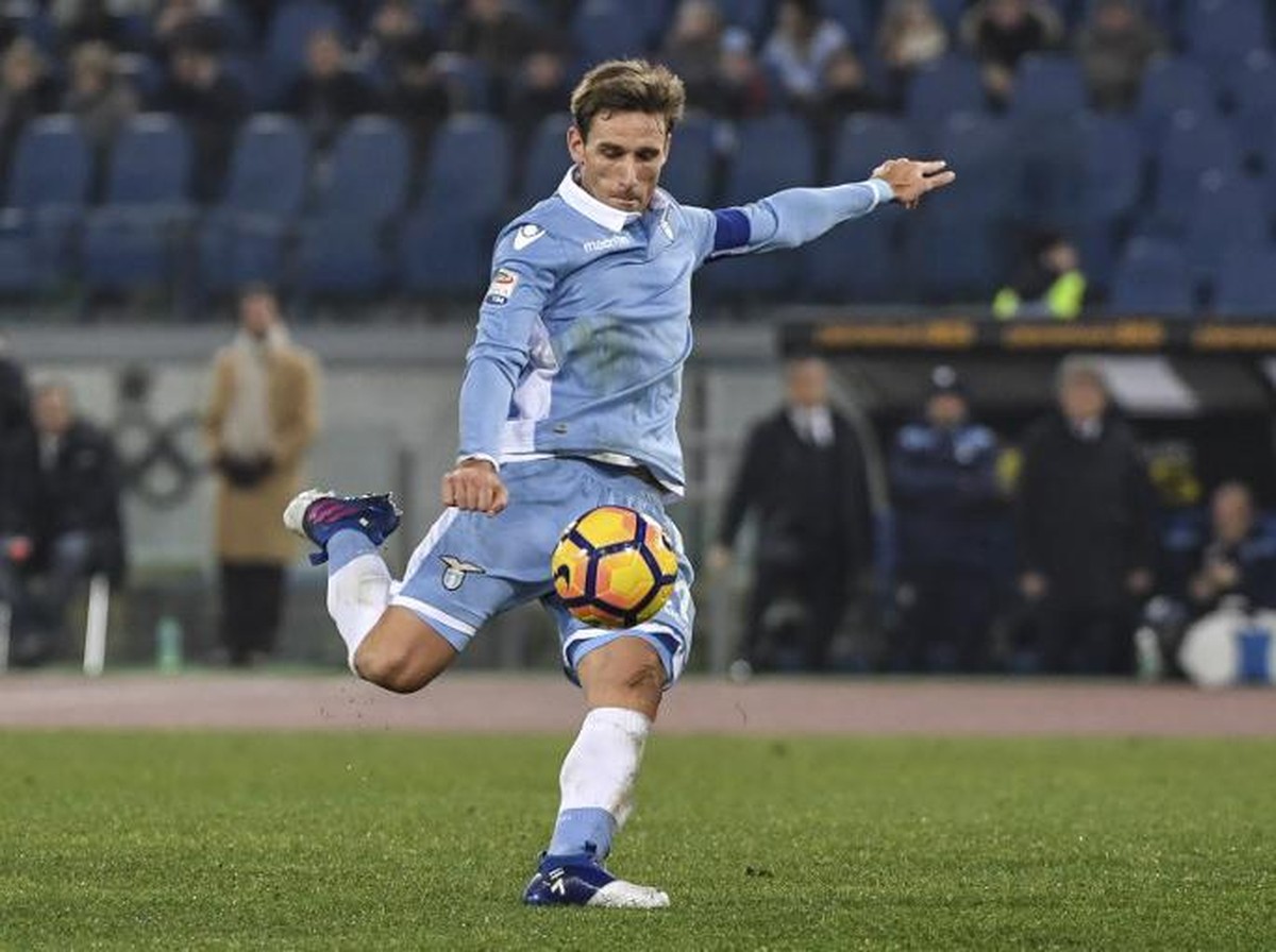 Lucas Biglia direkrut AC Milan dari Lazio. Foto: AFP PHOTO / ANDREAS SOLARO
