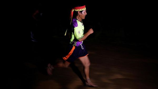 Manusia-manusia yang Kuat Lari 300 Kilometer Selama 2 Hari