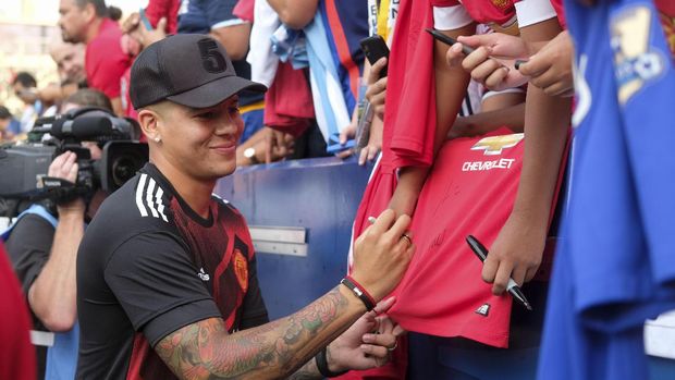 Marcos Rojo merokok saat berkumpul dengan teman-temannya.