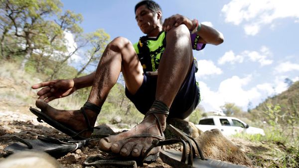 Suku ini Ikuti Lomba Marathon Menggunakan Sandal
