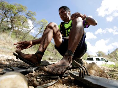 Suku ini Ikuti Lomba Marathon Menggunakan Sandal