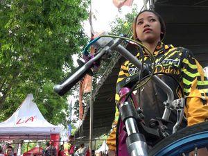 Usia Muda Tak Halangi Cewek ini Ngebut di Arena Drag