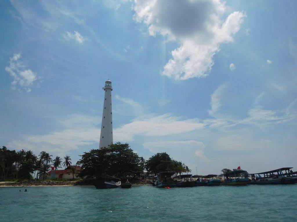 Liburan Ikonik di Pulau Lengkuas: Mercusuar