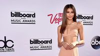 Foto: 10 Gaya Seksi Zendaya dengan Rambut Kribo Hingga Klimis