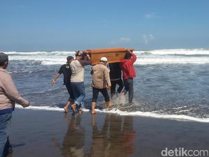 Sekelompok Warga Gelar Larung Bawono di Pantai Selatan Yogyakarta