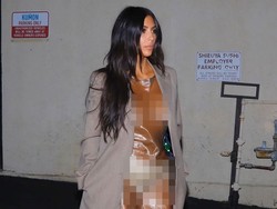 Kim Kardashian Tampil Seksi Tanpa Bra dengan Dress Plastik Menerawang