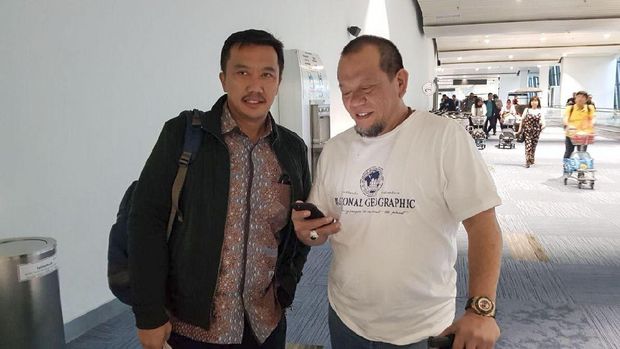 Menpora Imam Nahrawi dan La Nyalla Mattalitti bertemu di Bandara Soekarno Hatta, Tangerang, Senin (17/7).