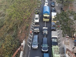 Evakuasi Beko yang Nyungseb ke Jurang, Lingkar Nagreg Macet
