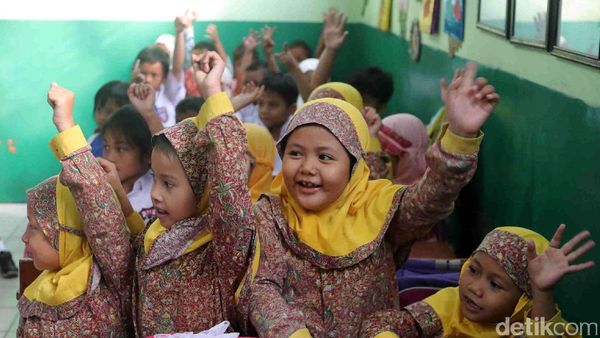 Begini Semangat Siswa SD di Hari Pertama Masuk Sekolah