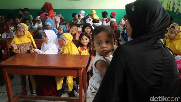 Orang Tua Ramai-ramai Antar Anak ke Sekolah