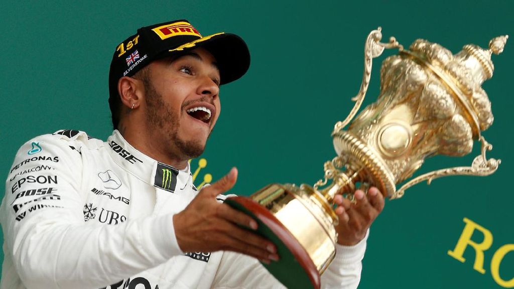 Hamilton di Silverstone: Menang, Selfie di Pagar, Lempar-Lempar Piala