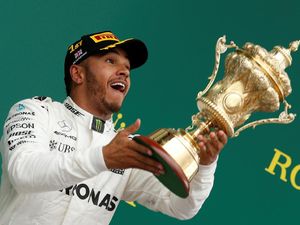Hamilton di Silverstone: Menang, Selfie di Pagar, Lempar-Lempar Piala Hamilton di Silverstone: Menang, Selfie di Pagar, Lempar-Lempar Piala