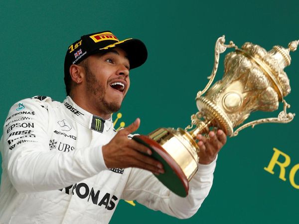 Hamilton di Silverstone: Menang, Selfie di Pagar, Lempar-Lempar Piala