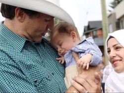 Saat PM Kanada Memeluk Bayi Suriah yang Bernama Justin Trudeau