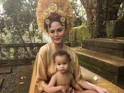 Chrissy Teigen Pernah Benci Suami karena Stres Usai Melahirkan