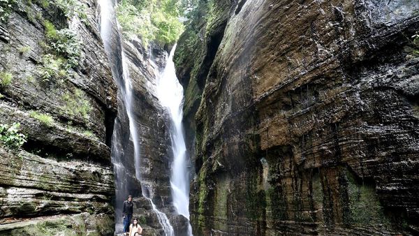 Terpesona dengan Air Terjun Terhimpit Tebing di Maros