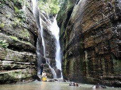 Tersembunyi Dihimpit Tebing, Cantiknya Air Terjun Maddenge Maros
