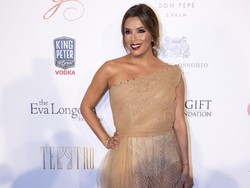 Foto: Seksinya Eva Longoria Berbalut Gaun Anggun Menerawang