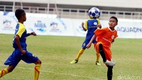 Pertandingan antara SSB Batu Agung melawan SSB Imran Soccer Academy dari DKI Jakarta berlangsung di Stadion Pakansari Cibinong Bogor Jawa Barat, Minggu (16/7/2017).