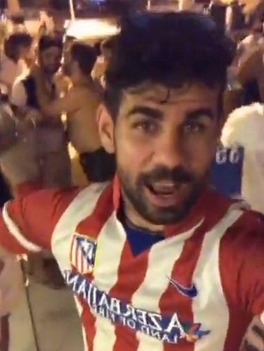 Diego Costa Berpesta Pakai Jersey Atletico Madrid