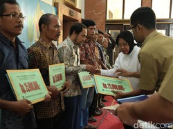 Risma Beri Bantuan Korban Kebakaran di Sidotopo