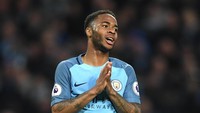Raheem Sterling dikabarkan menyewa seorang pelacur saat menjalani tur Amerika Serikat musim panas lalu bareng Manchester City. Kabar ini merebak setelah si perempuan berbicara ke media bahwa Sterling menawar ongkosnya yang senilai 3 ribu pound sterling. Sterling menepis berita ini. (Foto: Laurence Griffiths/Getty Images)