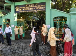 Hari Pertama Sekolah, Siswa Baru Disambut Kakak Kelas dan Guru