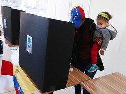 Kubu Oposisi Venezuela Galang Referendum Melawan Maduro